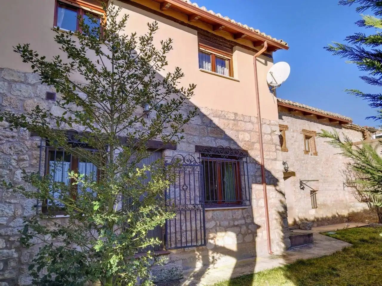 Exterior view of Houses for sale in Mazuela, Burgos