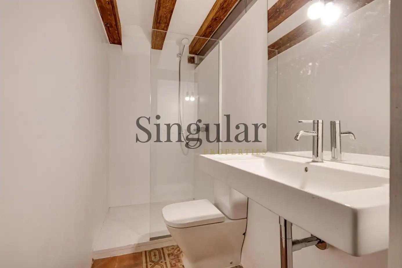 Badezimmer von Maisonette zum Verkauf in Barcelona mit Heizung, Terrasse und Abstellraum