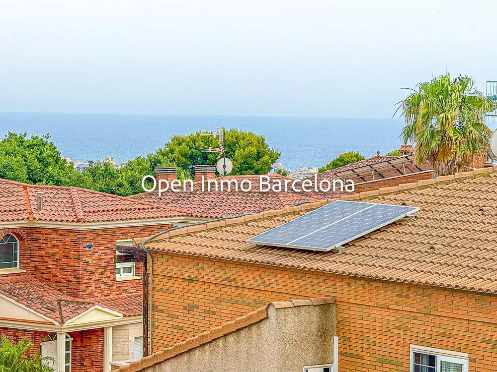 Vista exterior de Casa o xalet en venda en Calafell amb Aire condicionat, Calefacció i Jardí privat