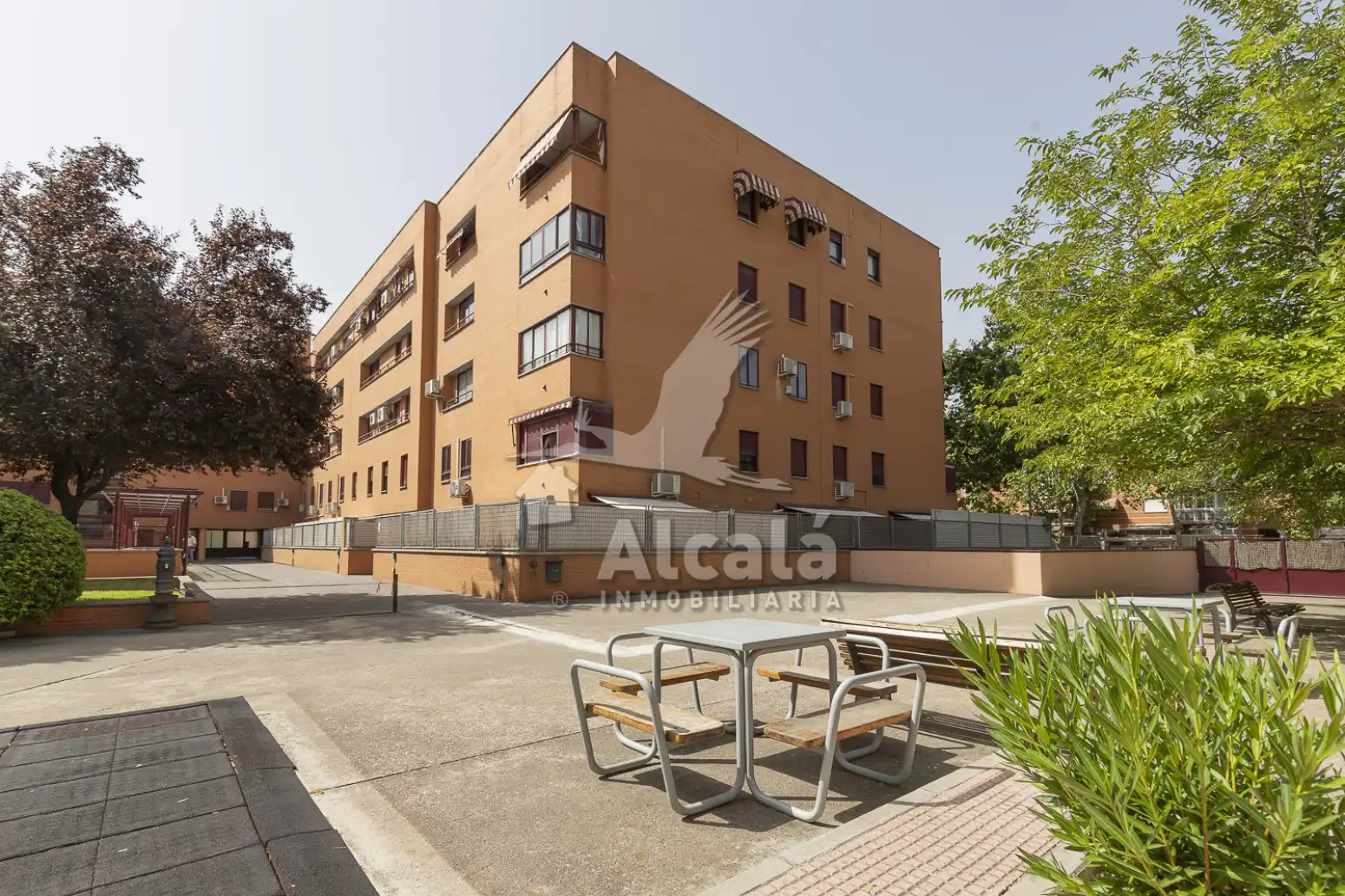 Vista exterior de Pis en venda en Alcalá de Henares amb Calefacció, Traster i Piscina