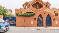 Vista exterior de Casa adosada en venda en Las Gabias amb Aire condicionat, Terrassa i Piscina