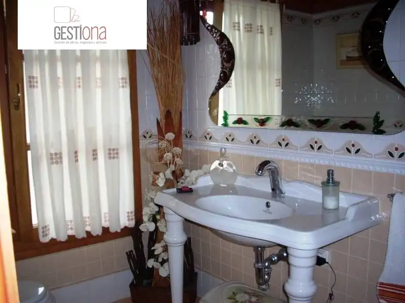 Badezimmer von Haus oder Chalet zum Verkauf in Noja mit Klimaanlage, Heizung und Privatgarten