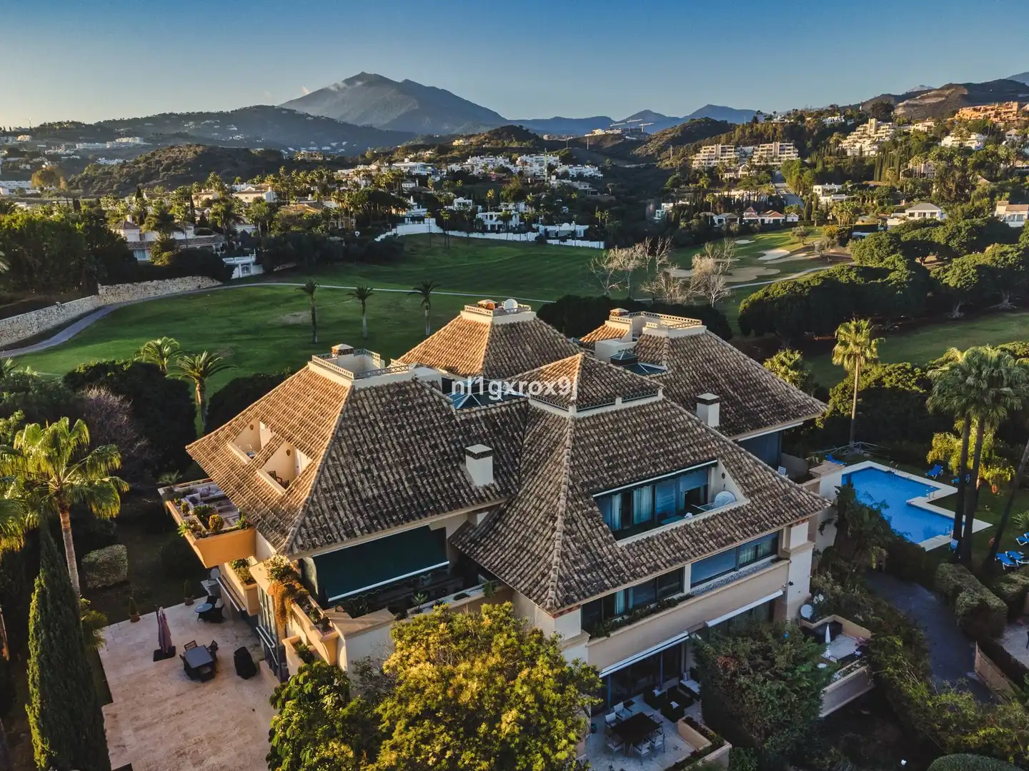 Vista exterior de Apartamento en venta en Marbella con Terraza, Amueblado y Piscina comunitaria