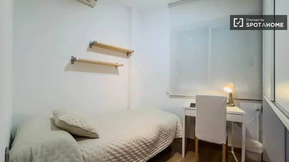 Bedroom of Flat for rent in Barcelona  with Air Conditioner, Heating and Furnished