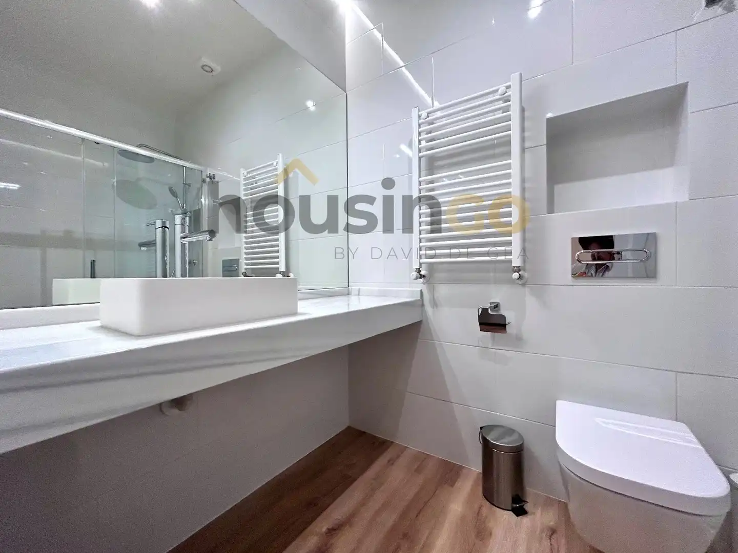 Bathroom of Flat for rent in Madrid  with Air Conditioner, Heating and Parquet flooring