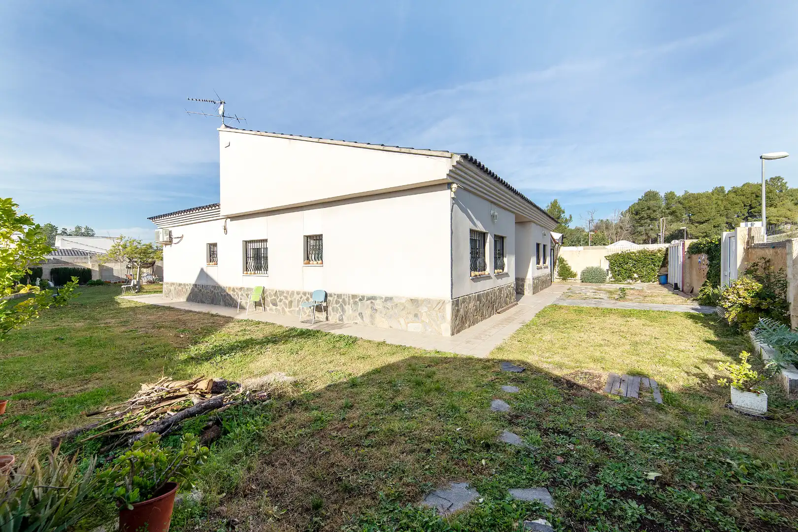 Vista exterior de Casa o xalet en venda en Olocau amb Aire condicionat, Calefacció i Jardí privat