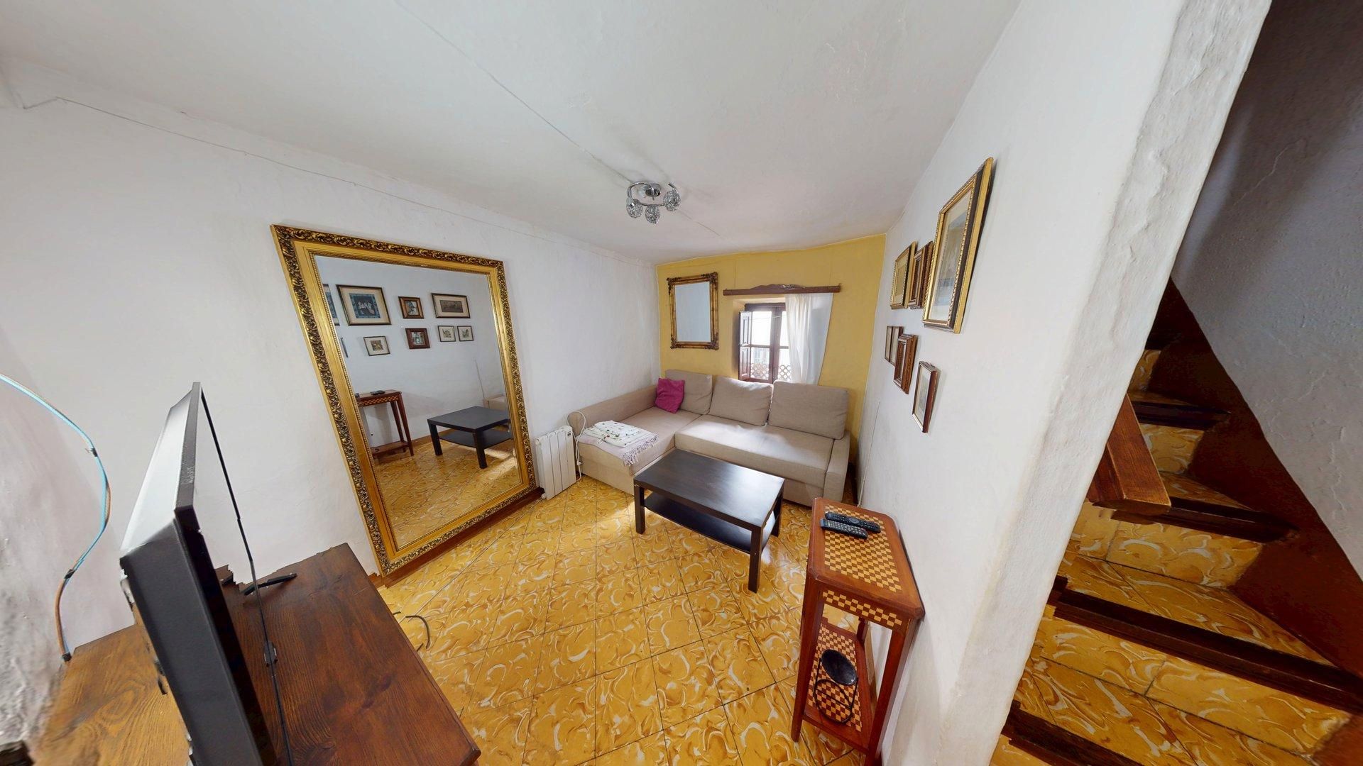 Sala d'estar de Casa adosada en venda en Tolox amb Parquet, Terrassa i Moblat