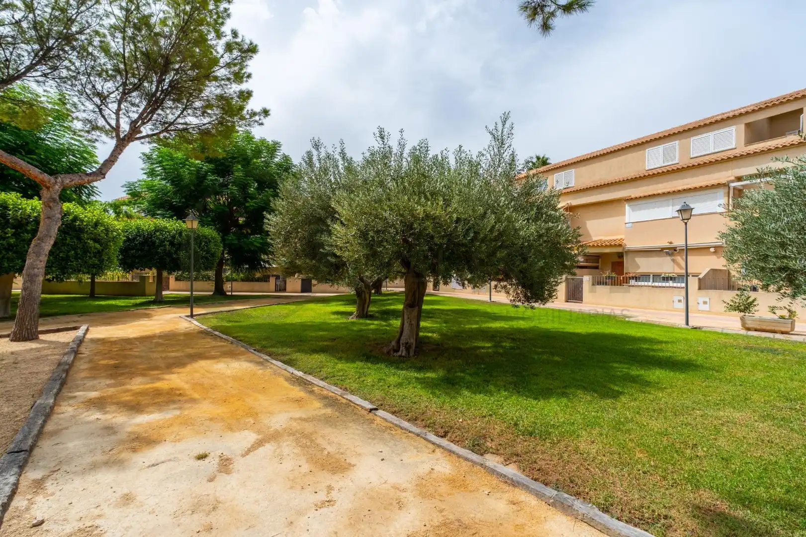 Vista exterior de Casa o xalet en venda en El Campello amb Aire condicionat, Calefacció i Jardí privat