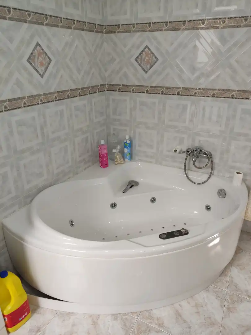 Badezimmer von Einfamilien-Reihenhaus zum Verkauf in Barbate mit Klimaanlage, Heizung und Terrasse