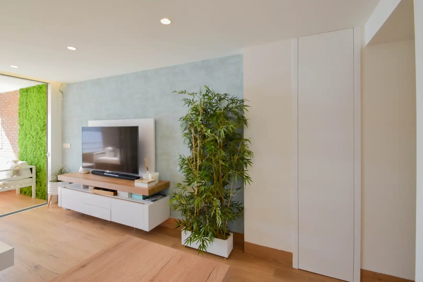 Living room of Flat for sale in Almuñécar  with Parquet flooring, Terrace and Furnished