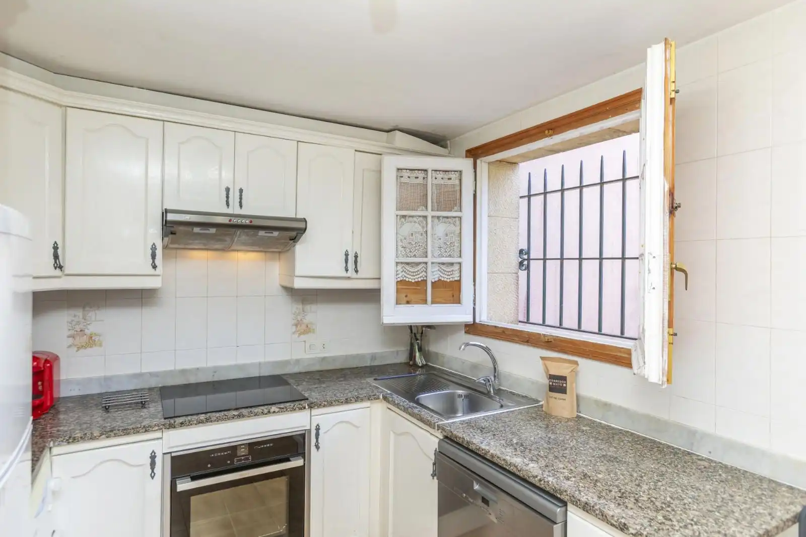 Küche von Einfamilien-Reihenhaus zum Verkauf in Palafrugell mit Heizung, Terrasse und Abstellraum