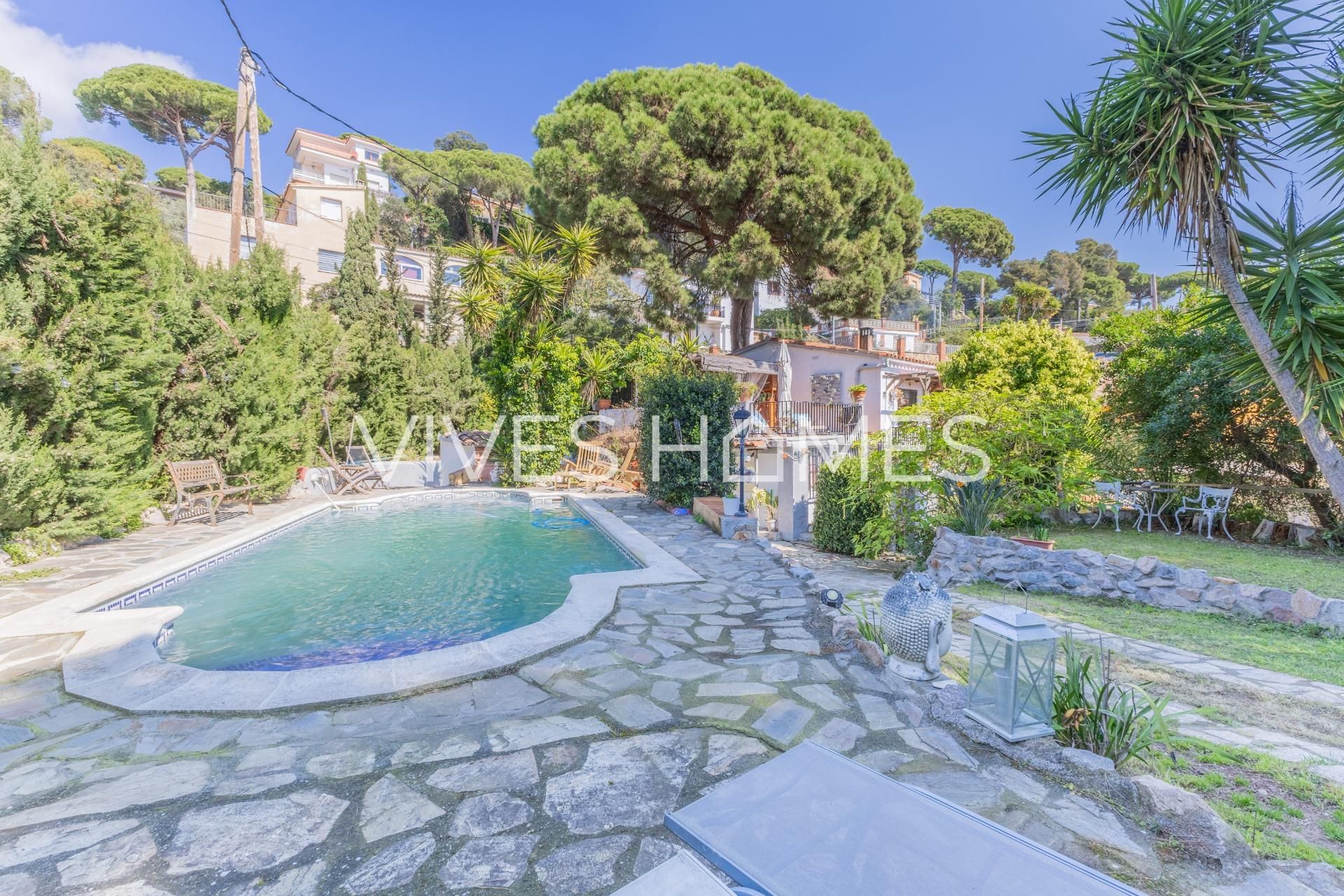 Außenansicht von Haus oder Chalet zum Verkauf in Sant Cebrià de Vallalta mit Klimaanlage, Heizung und Privatgarten