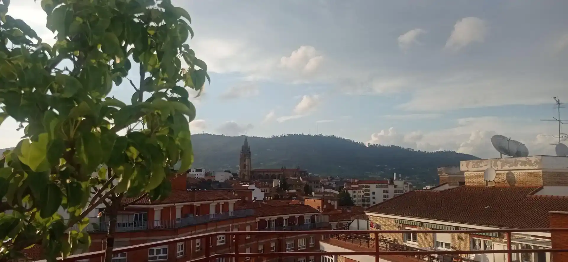 Vista exterior de Àtic per a compartir en Oviedo  amb Parquet, Moblat i Forn