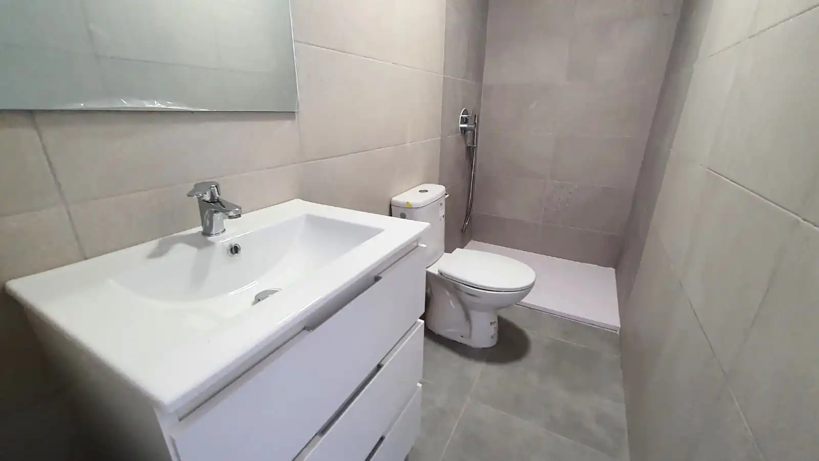 Baño de Apartamento en venta en Fuengirola con Horno, Lavadora y Microondas