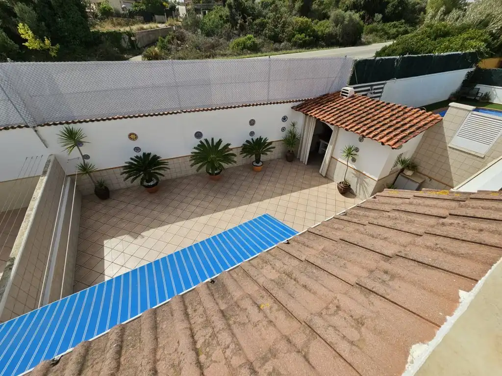 Außenansicht von Einfamilien-Reihenhaus zum Verkauf in Calafell mit Klimaanlage, Heizung und Privatgarten