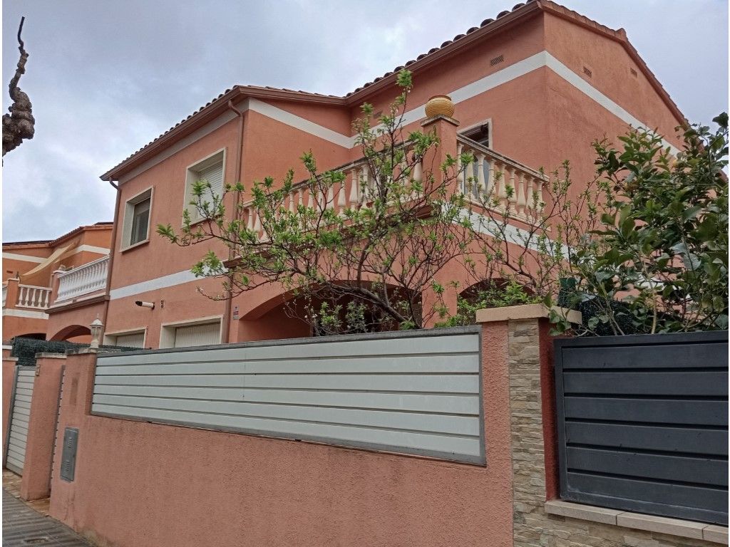 Exterior view of Single-family semi-detached for sale in Vilafant