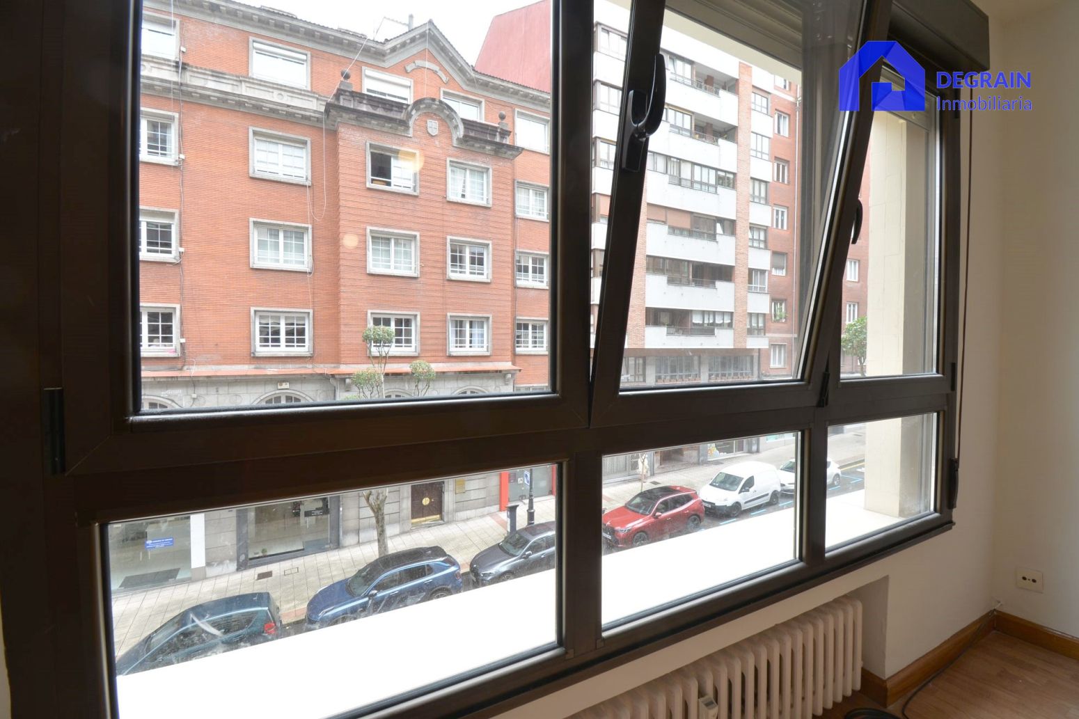 Vista exterior de Pis en venda en Oviedo  amb Calefacció, Traster i Balcó