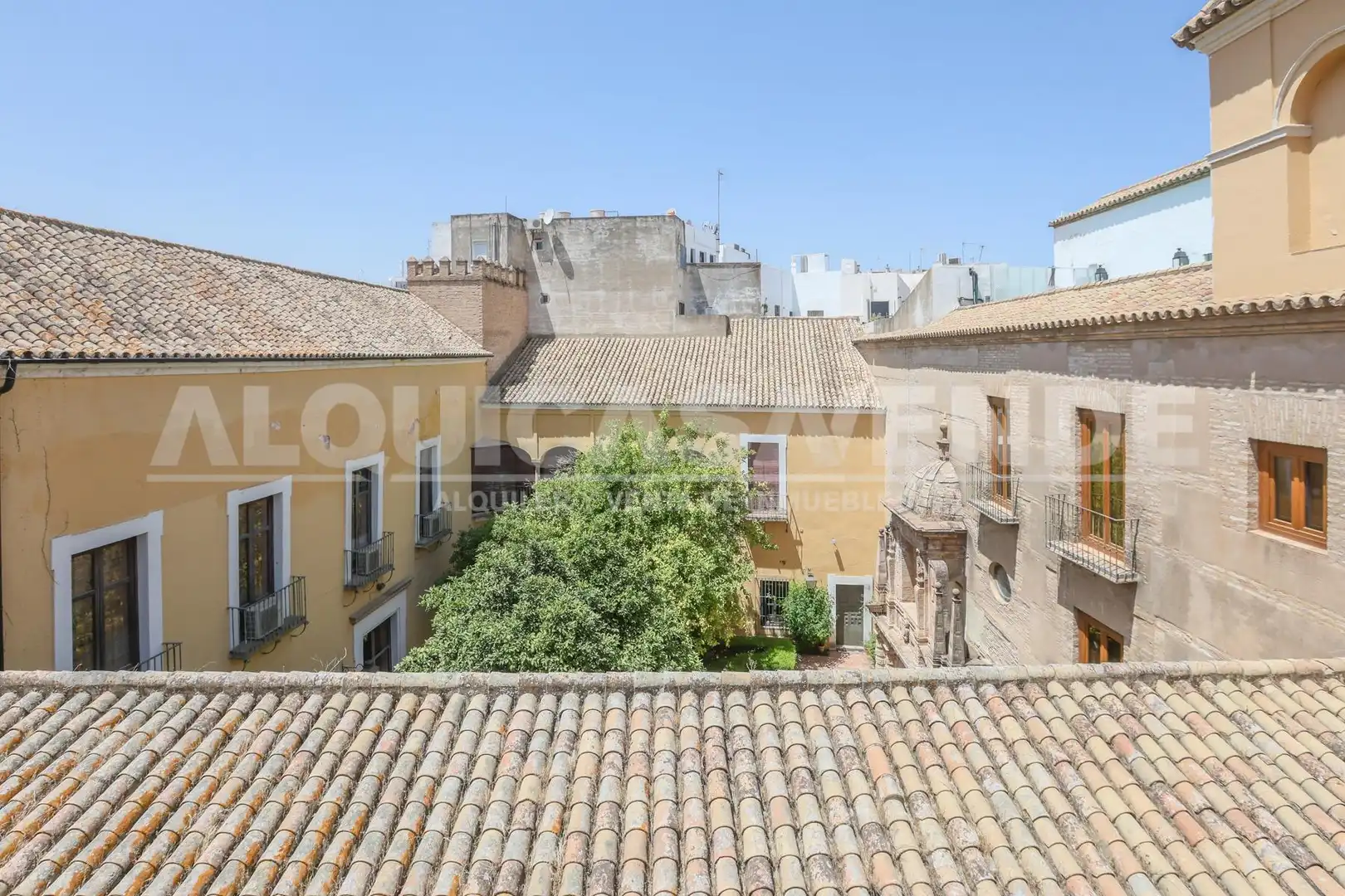 Vista exterior de Pis en venda en Sevilla amb Aire condicionat, Calefacció i Jardí privat