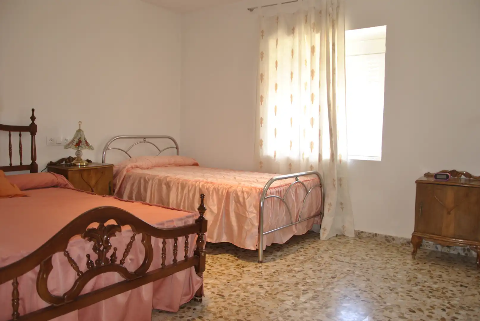 Dormitori de Casa adosada en venda en Tejeda de Tiétar amb Calefacció, Moblat i Balcó