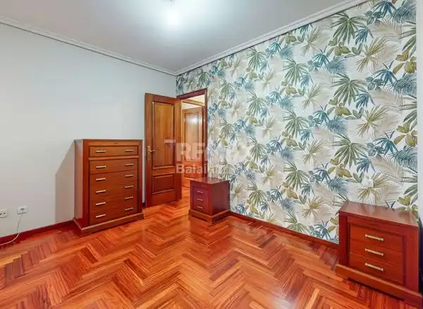Dormitori de Pis en venda en Vigo  amb Calefacció, Parquet i Traster