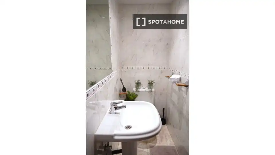 Bathroom of Flat for rent in Madrid  with Air Conditioner, Heating and Furnished