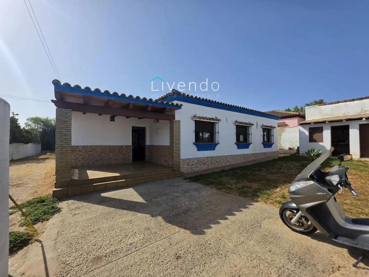 Vista exterior de Casa o xalet en venda en Chiclana de la Frontera amb Aire condicionat, Terrassa i Traster