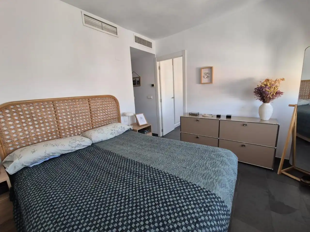 Habitación de Piso en venta en Alicante / Alacant con Aire acondicionado, Terraza y Amueblado