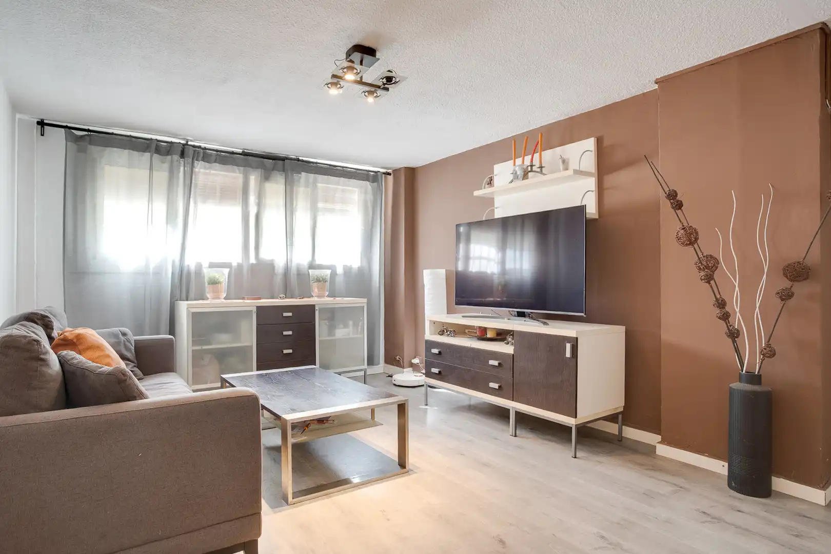 Sala de estar de Planta baja en venta en L'Hospitalet de Llobregat con Horno