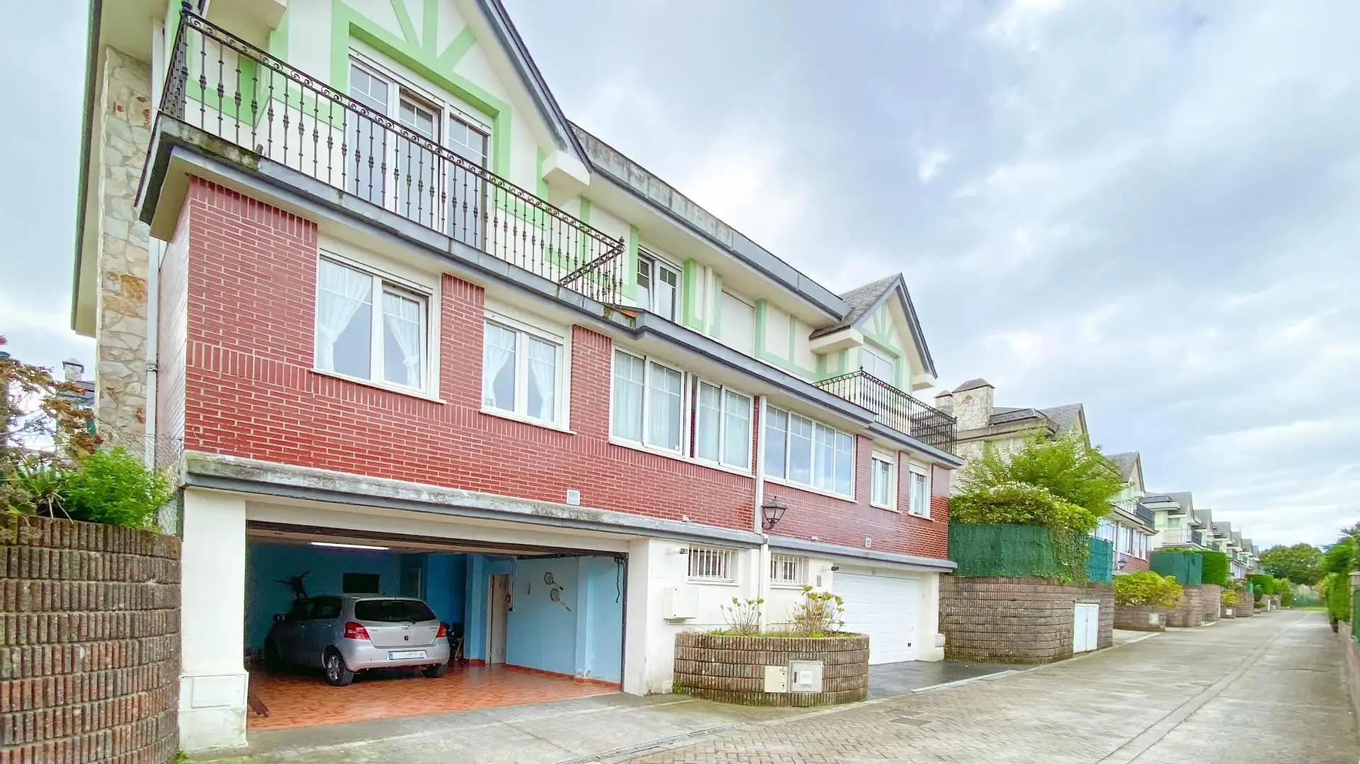 Vista exterior de Casa adosada en venta en Santa Cruz de Bezana con Calefacción, Jardín privado y Trastero