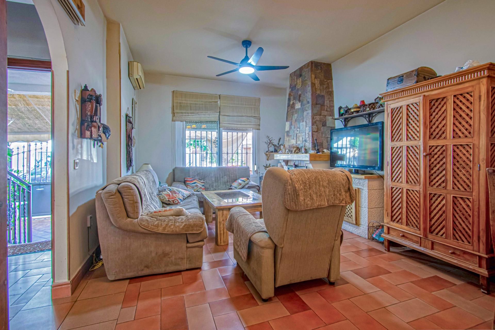 Living room of Single-family semi-detached for sale in  Sevilla Capital  with Air Conditioner, Private garden and Community pool