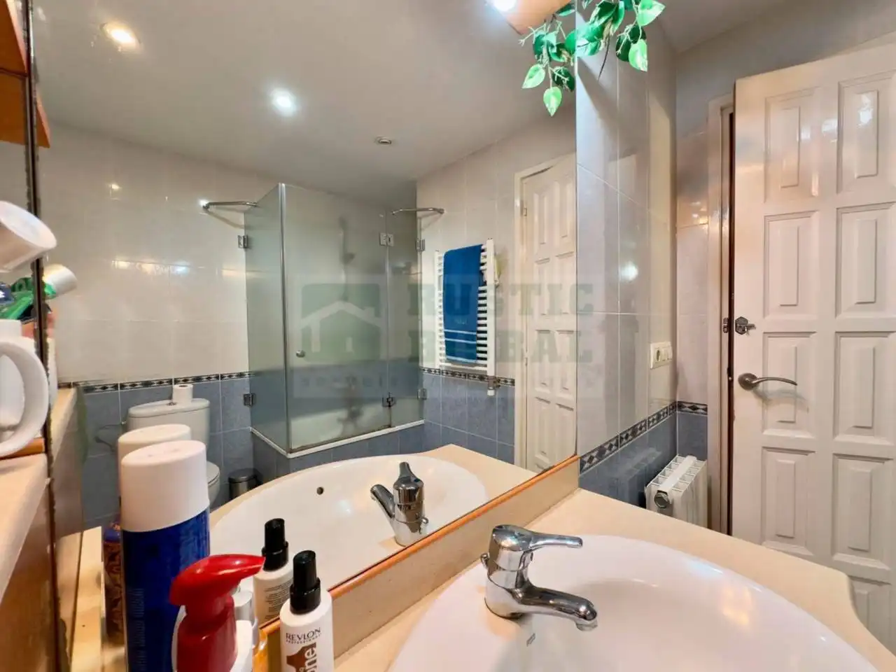 Bathroom of Flat for sale in La Bisbal d'Empordà  with Air Conditioner, Heating and Terrace