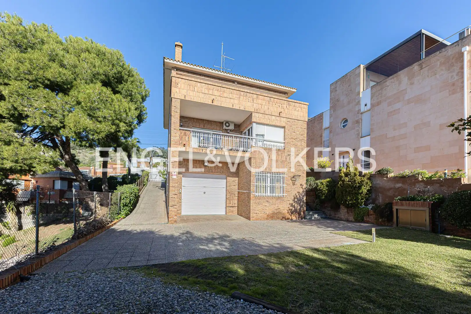 Vista exterior de Casa o chalet en venta en Sant Just Desvern con Aire acondicionado, Calefacción y Jardín privado