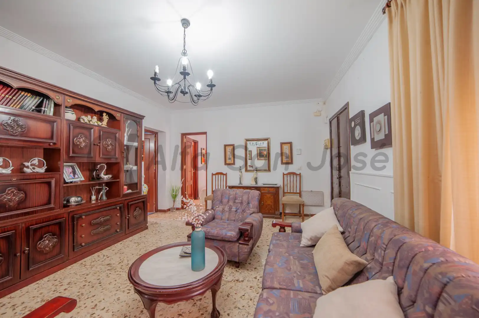 Sala d'estar de Casa adosada en venda en La Rinconada amb TV