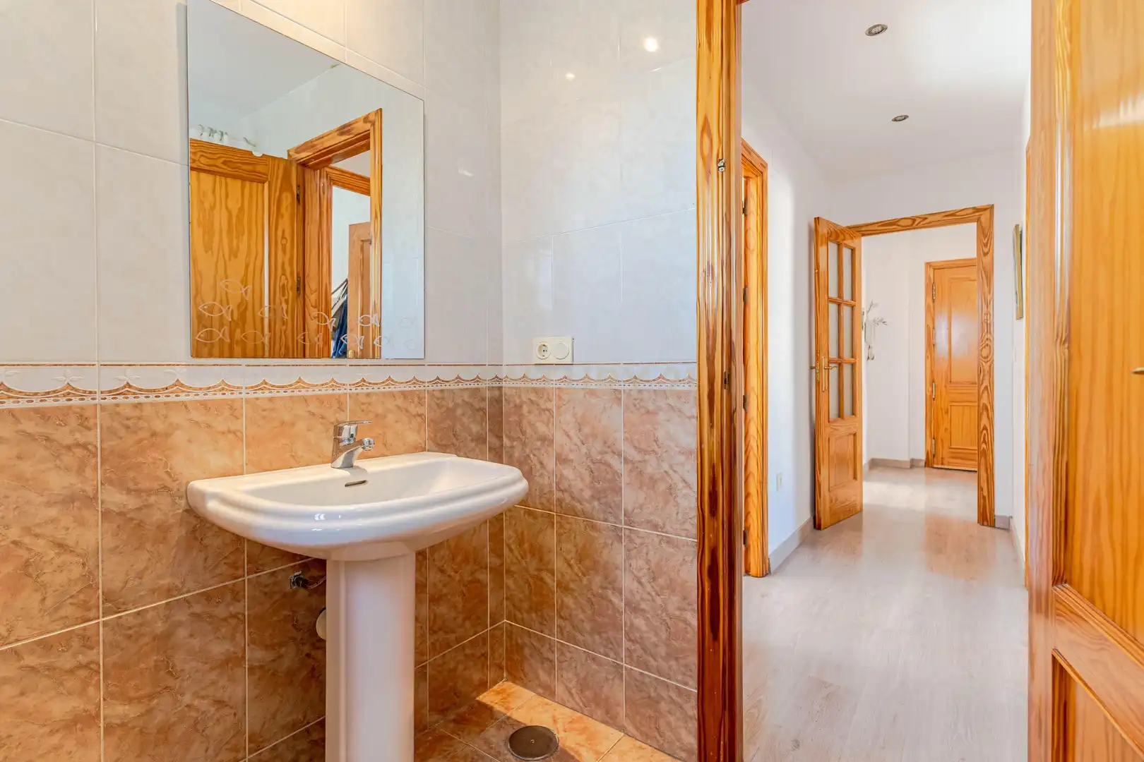 Baño de Piso en venta en Motril con Microondas
