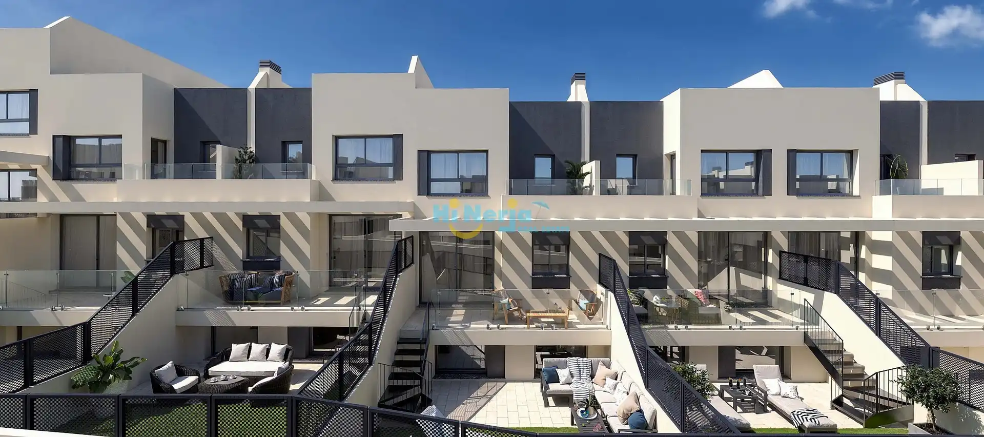 Vista exterior de Casa adosada en venta en Nerja con Terraza y Piscina