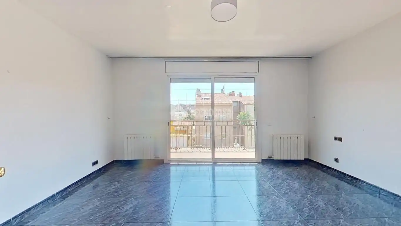 Sala d'estar de Casa adosada en venda en Cerdanyola del Vallès