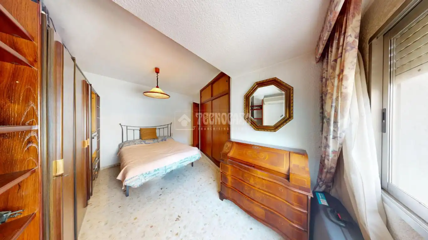 Bedroom of Flat for sale in Valencia  with Air Conditioner and Balcony