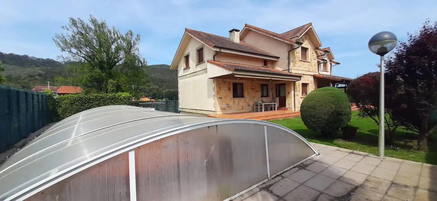 Vista exterior de Casa o chalet en venta en Argoños  con Calefacción