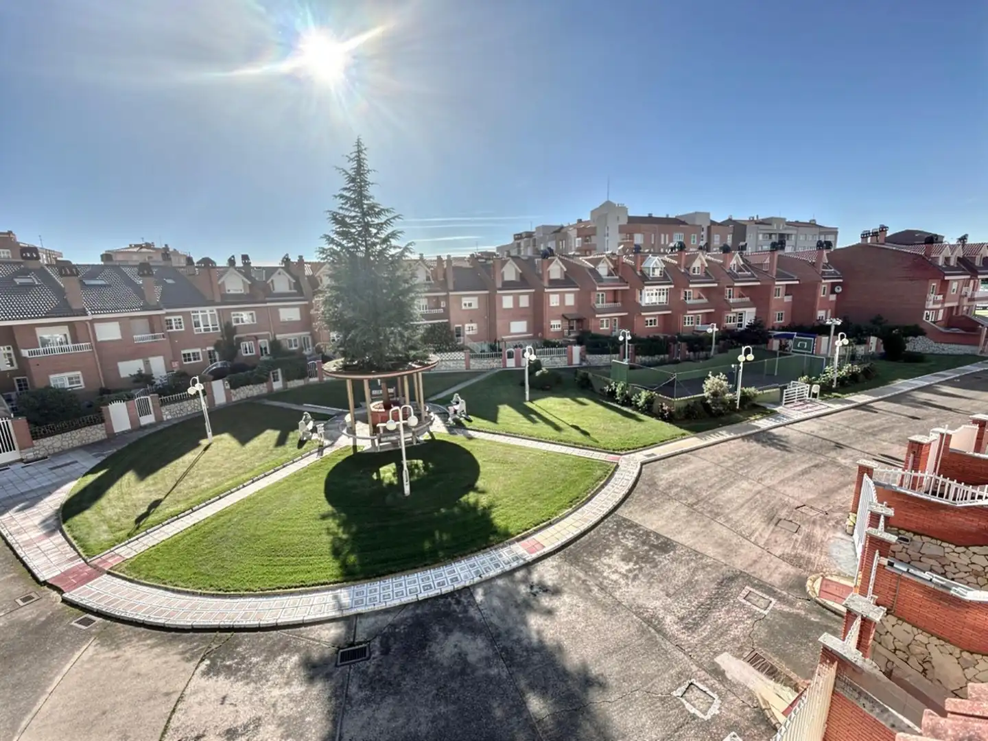 Vista exterior de Casa adosada en venta en San Andrés del Rabanedo con Calefacción, Jardín privado y Parquet