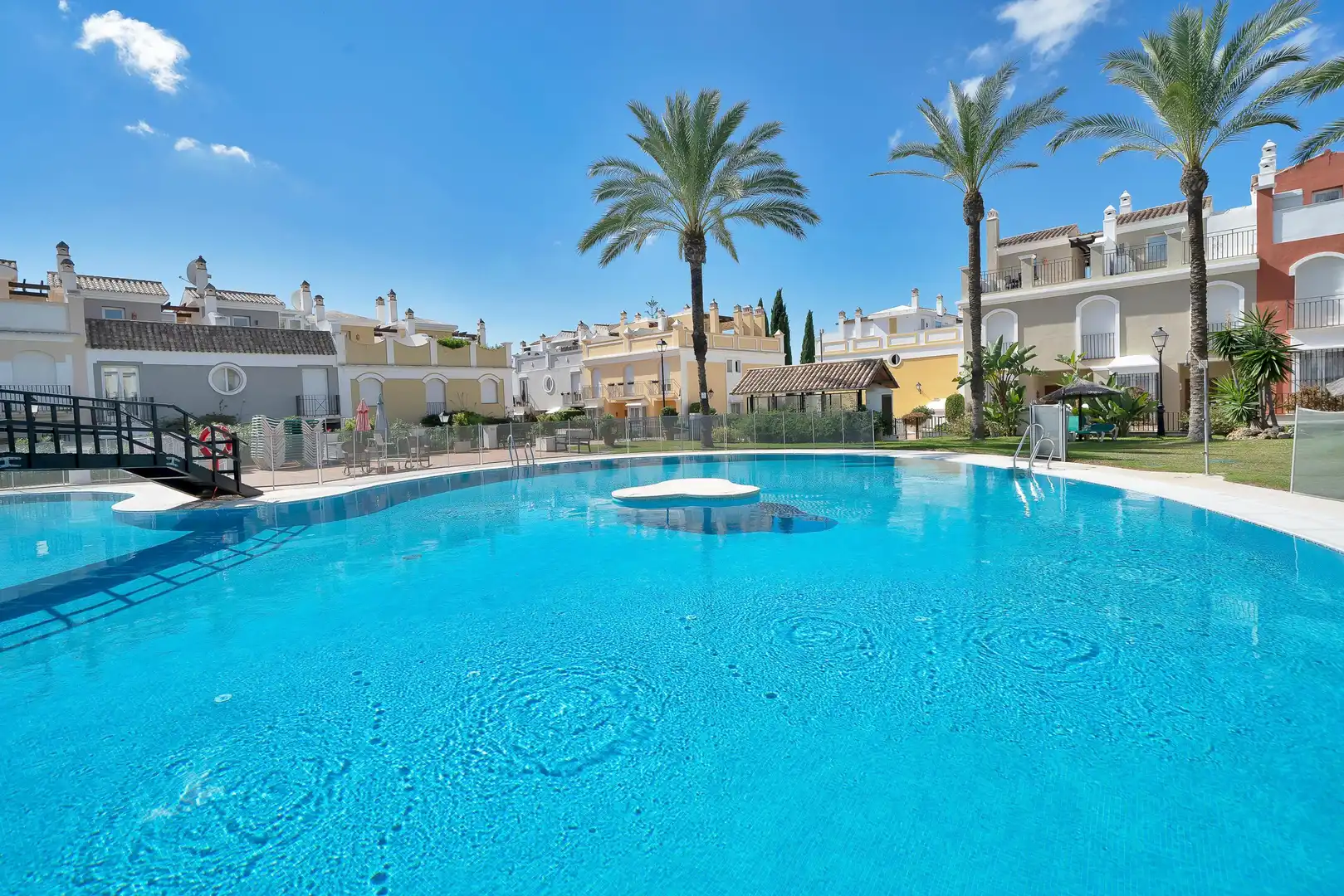 Piscina de Casa adosada en venta en Marbella con Jardín privado, Alarma y Piscina comunitaria