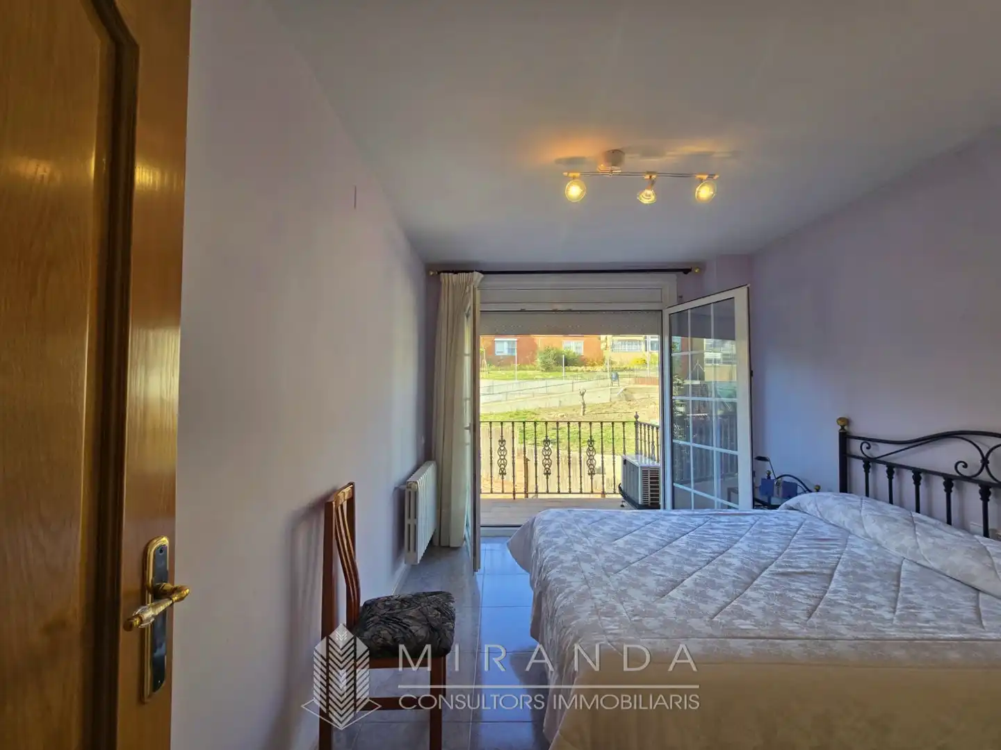 Habitación de Casa adosada en venta en Canovelles con Aire acondicionado, Calefacción y Terraza