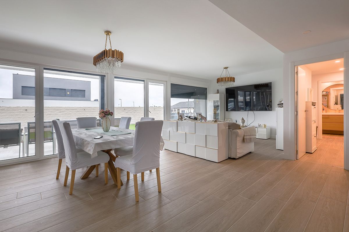 Menjador de Casa adosada en venda en Villalbilla amb Calefacció i Jardí privat