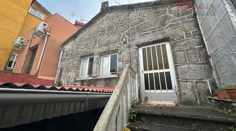 Casa tradicional de piedra con finca en el corazón del casco viejo de Cangas do Morrazo.