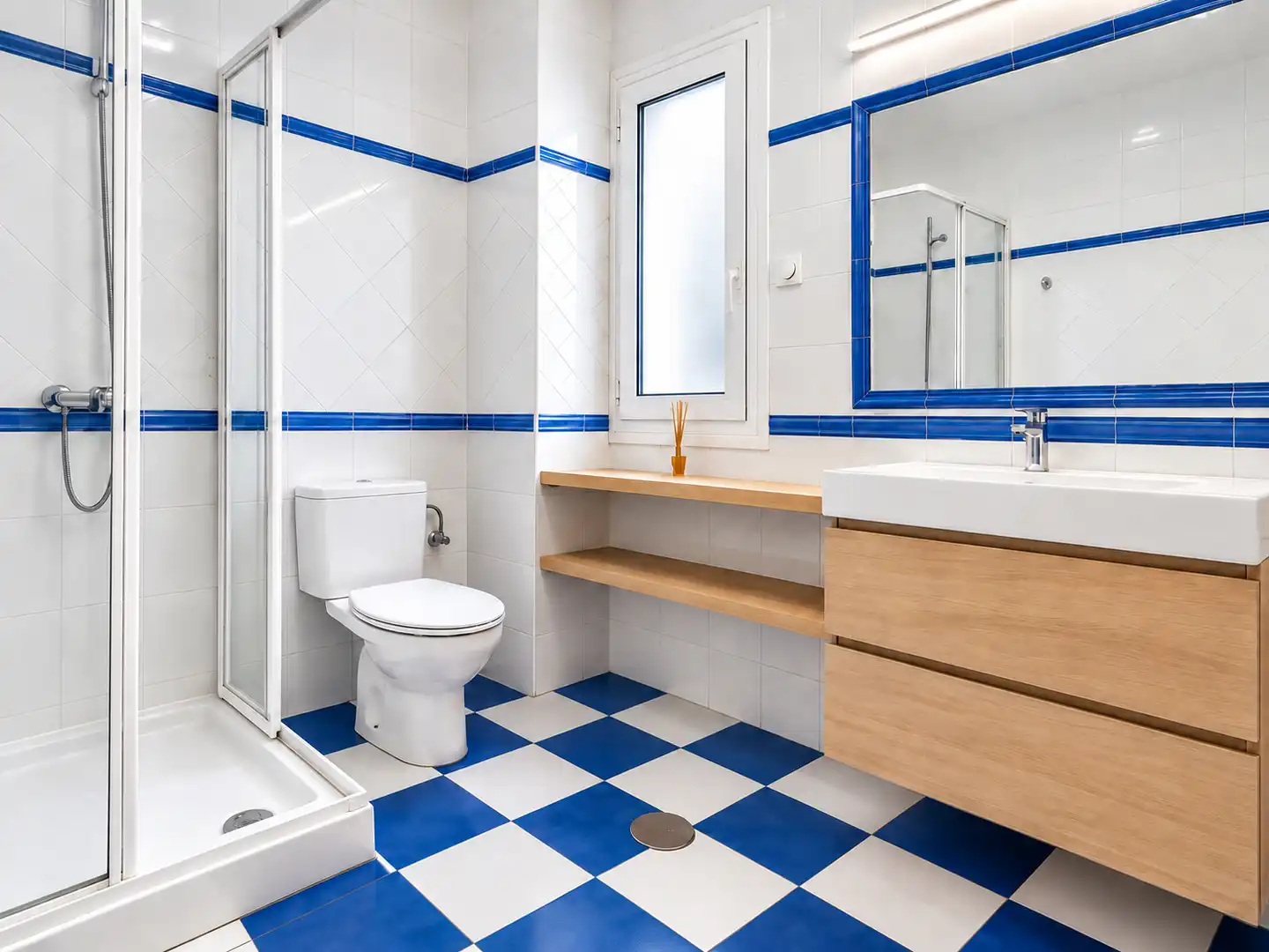 Baño de Piso de alquiler en Torrelavega  con Amueblado y Horno