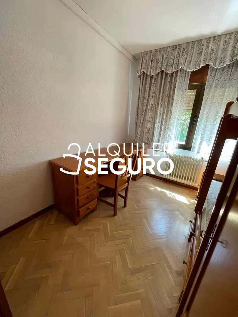 Bedroom of Flat for rent in Madrid  with Air Conditioner, Heating and Swimming Pool