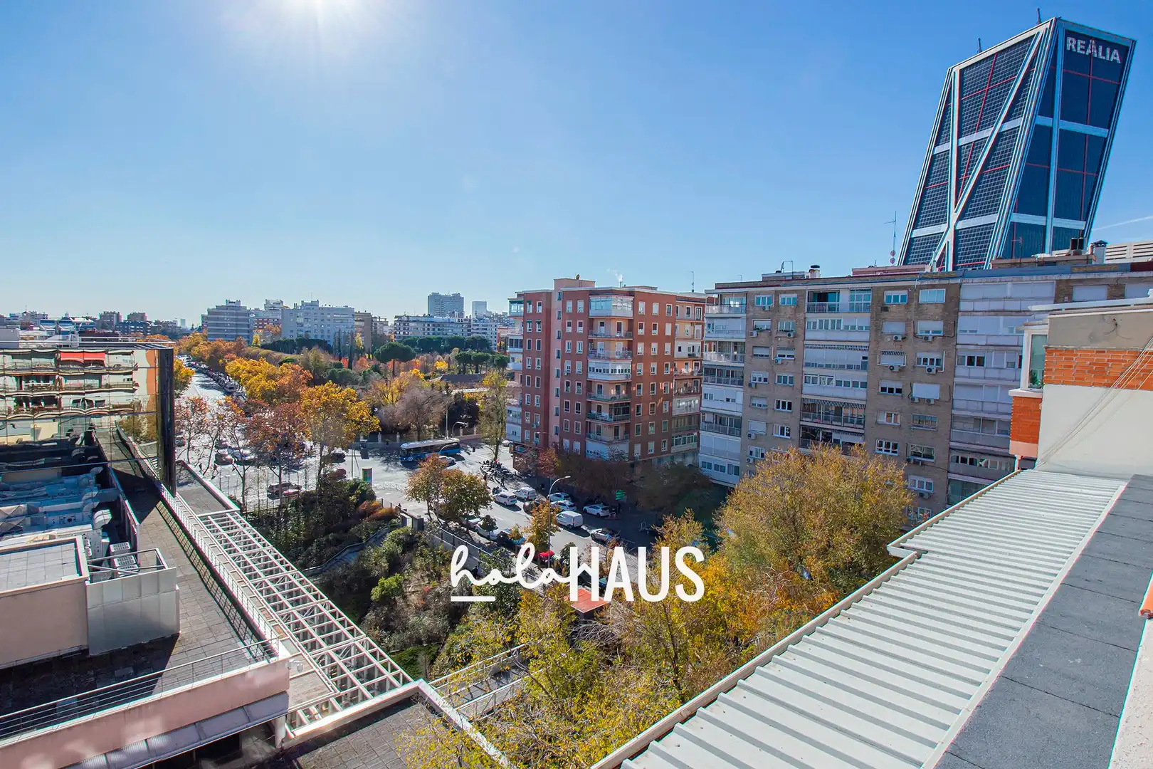 Vista exterior de Pis en venda en Madrid amb Calefacció, Terrassa i Balcó