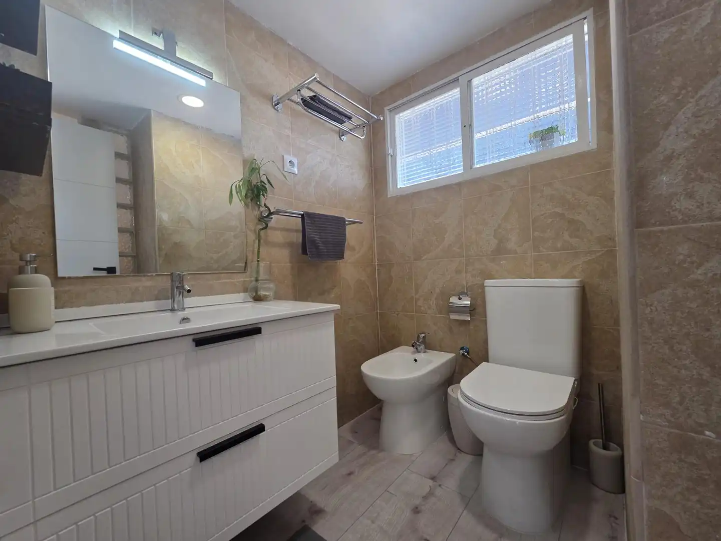 Baño de Piso de alquiler en Benalmádena con Terraza y Piscina comunitaria