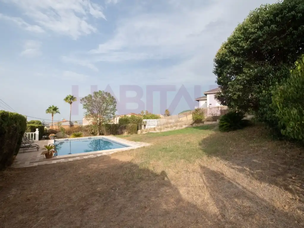 Garden of Houses for sale in Chiva  with Air Conditioner, Heating and Furnished