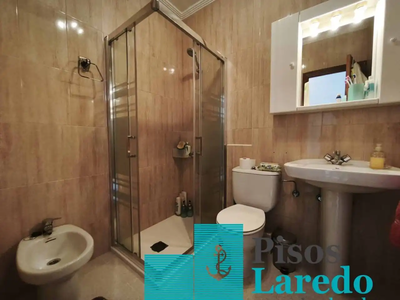Bany de Casa adosada en venda en Laredo amb Calefacció, Jardí privat i Parquet