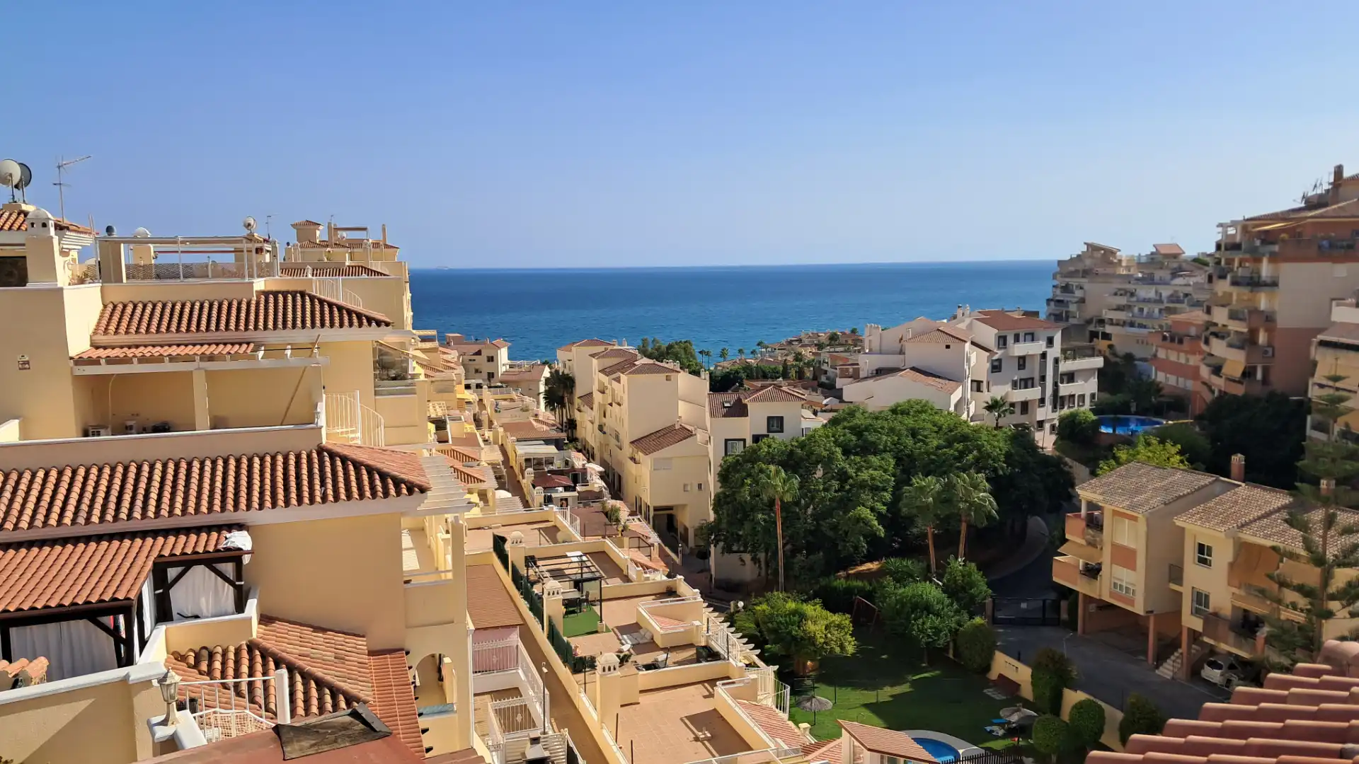 Vista exterior de Dúplex en venda en Benalmádena amb Aire condicionat, Parquet i Terrassa